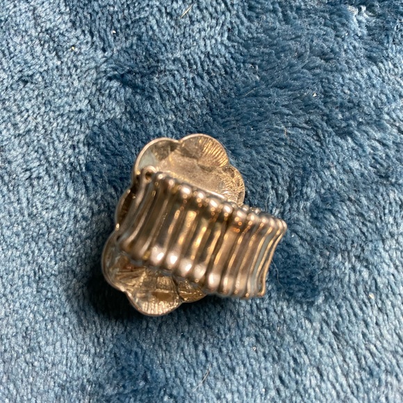 Silver stretchy ring with blue stone. - Picture 2 of 2